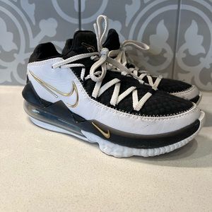 Nike React Shoes size 6. Worn a couple times